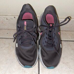 Nike Women's Revolution 5 Running Shoe, Thunder Grey/Digital Pink, Size 10